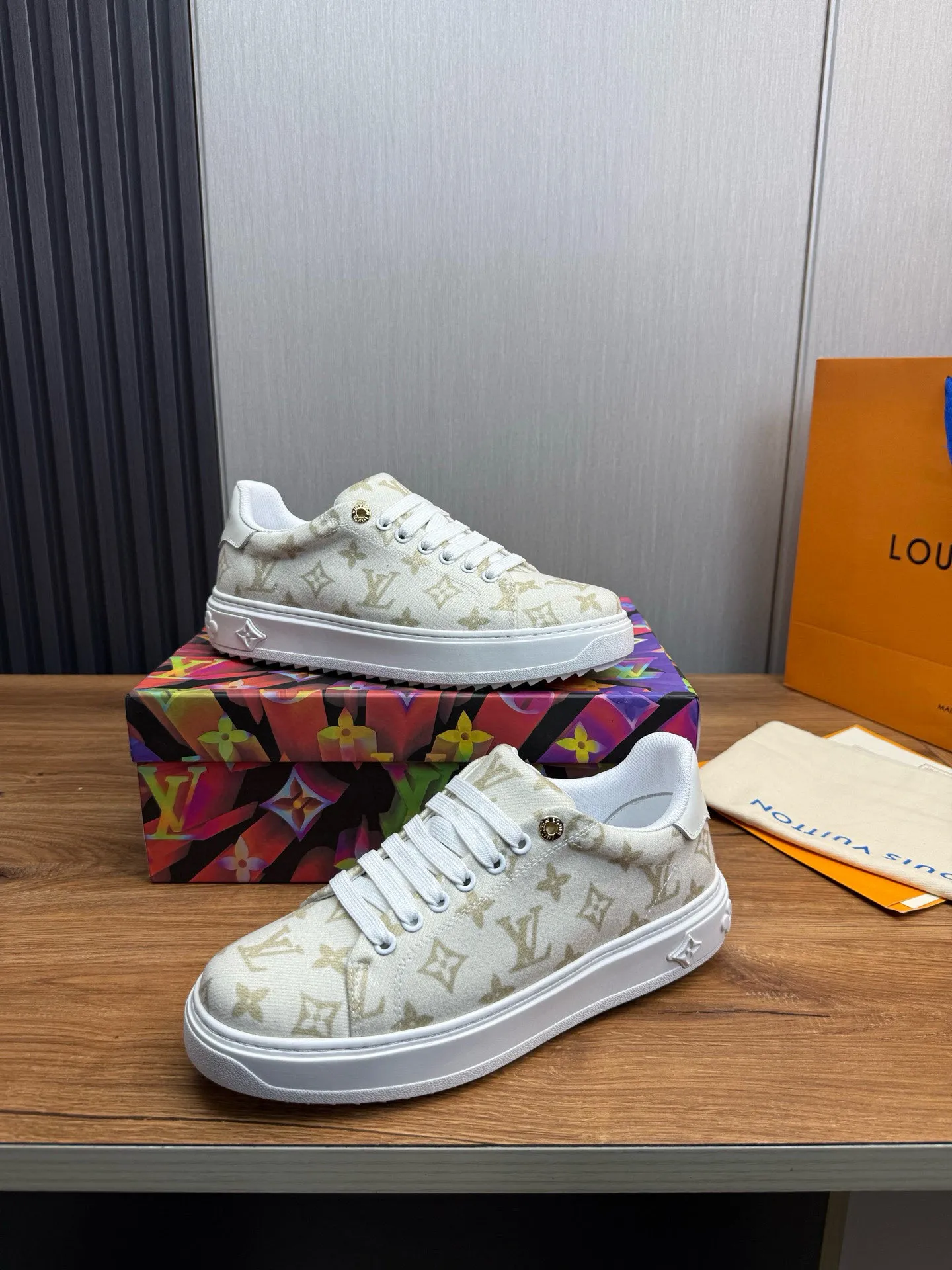 Factory price: 520💰LOUIS VUITTON [Louis VUITTON] The new trendy Lv is on the market🎁, casual and fashionable men's shoes👟The upper is made of imported original fabric + cowhide mesh lining, the original wear-resistant rubber outsole, the version is simple and elegant, exclusive for trendy men. Code number: 38-44, customized 45, 46